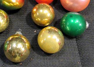 LOT 67 VINTAGE CHRISTMAS ORNAMENTS SANTA LAND VICTORIA - LOT INCLUDES A VARIETY